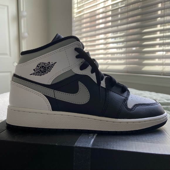 Air Jordan 1 Mid GS 'White Shadow' – Size US 5.5 Y - Picture 3 of 3